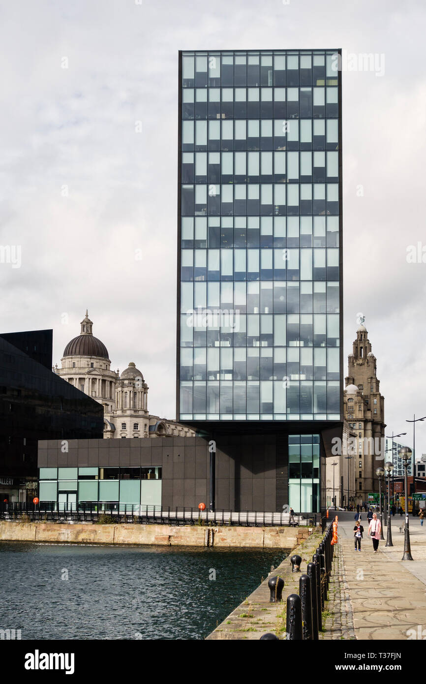 Liverpool, Royaume-Uni. N° 1, l'île de Mann (occupé par la région de la ville de Liverpool Autorité combinée) en face du Royal Liver Building Banque D'Images