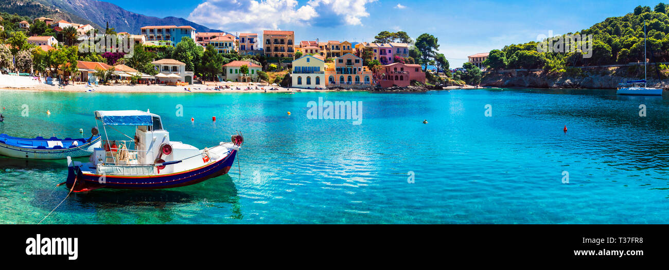 Beau village d'Assos,avec vue sur la mer turquoise et,maisons,Grèce Céphalonie Banque D'Images