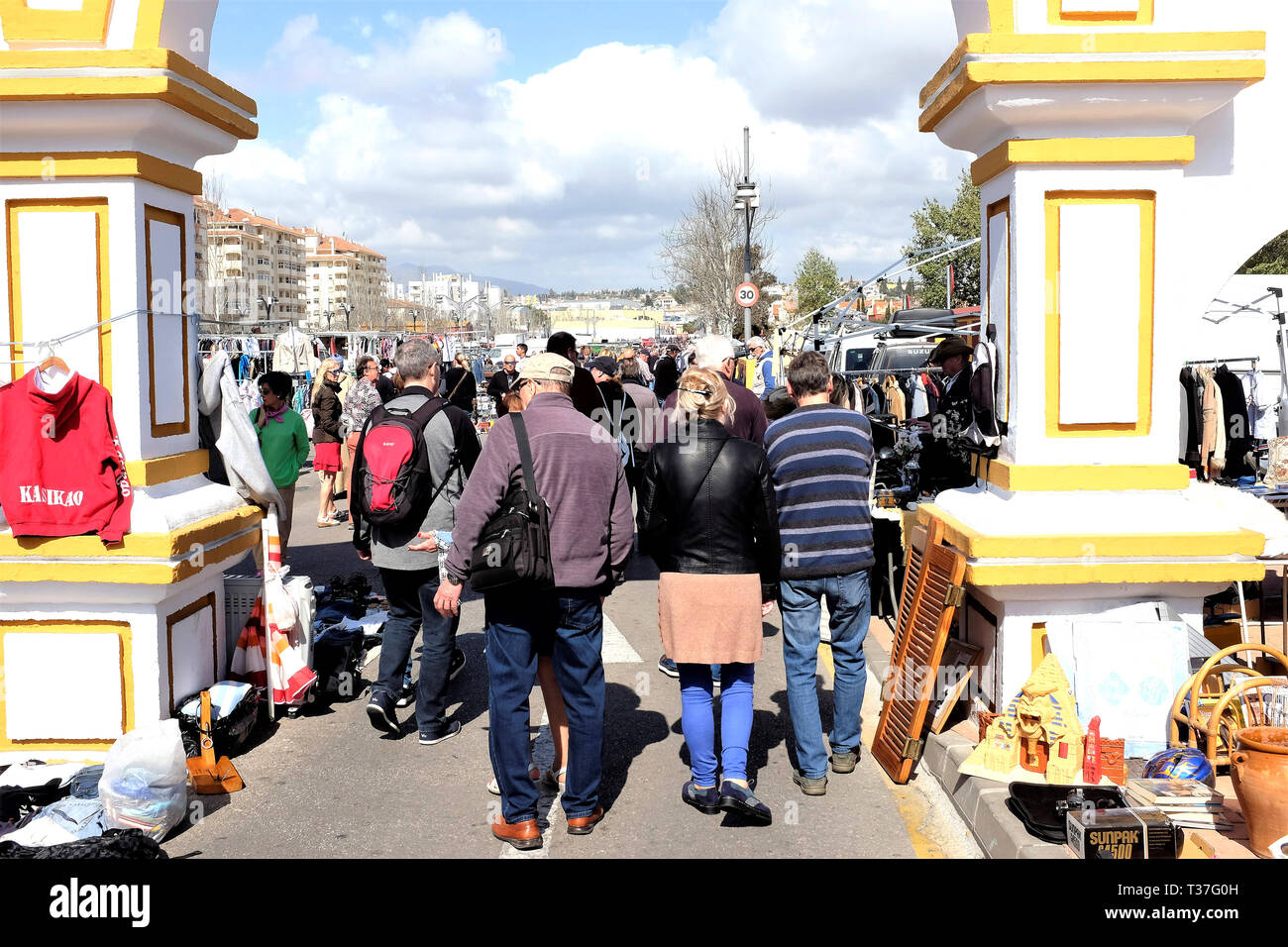 Fuengirola, Costa del Sol, Espagne. Le 30 mars 2019. Des foules de personnes et profiter du samedi marché plein air à Fuengirola sur la Costa del Banque D'Images