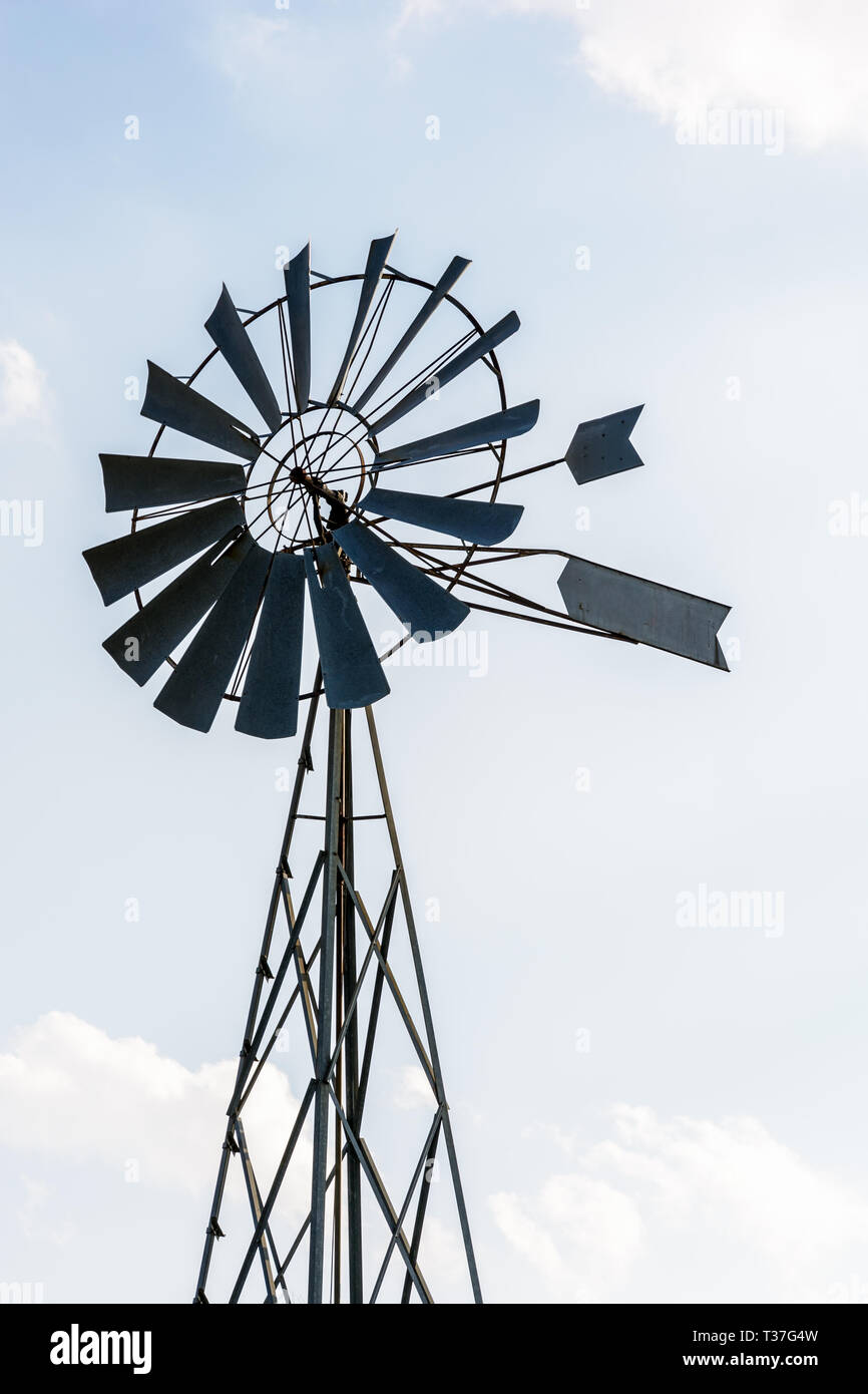 Low angle view of an oldfashioned, multilames, pompe à eau éolienne — free download