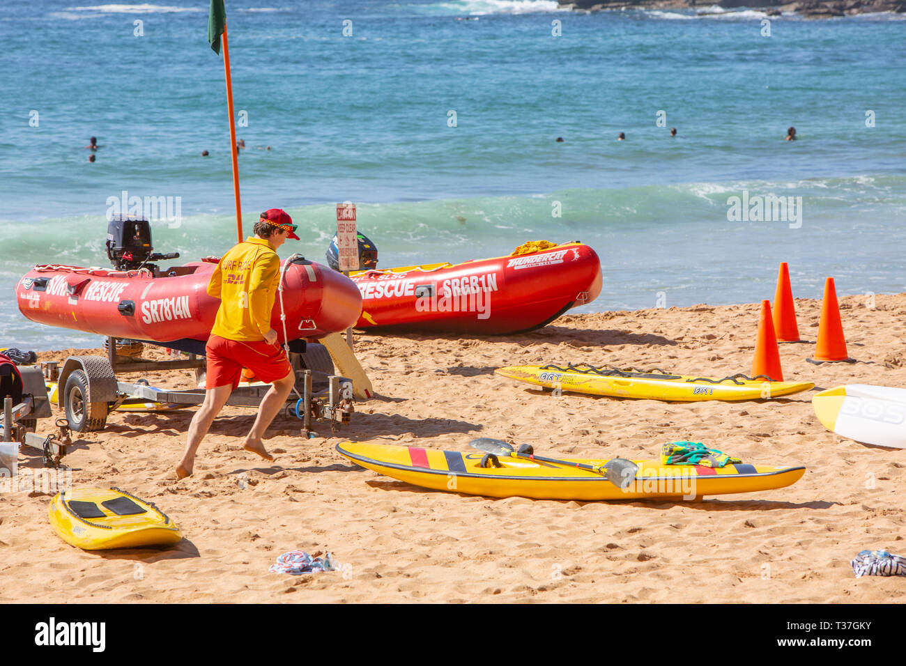 Surf sauvetage canot de sauvetage avec surf et planches sur Palm Beach, Sydney, Australie Banque D'Images