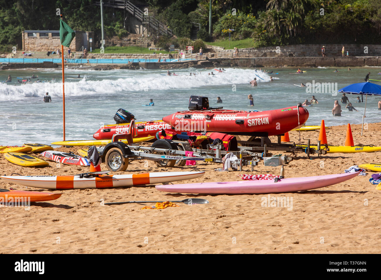 Sauvetage Surf planches de surf zodiac rouge et le bateau de sauvetage sur Palm Beach à Sydney, Australie Banque D'Images