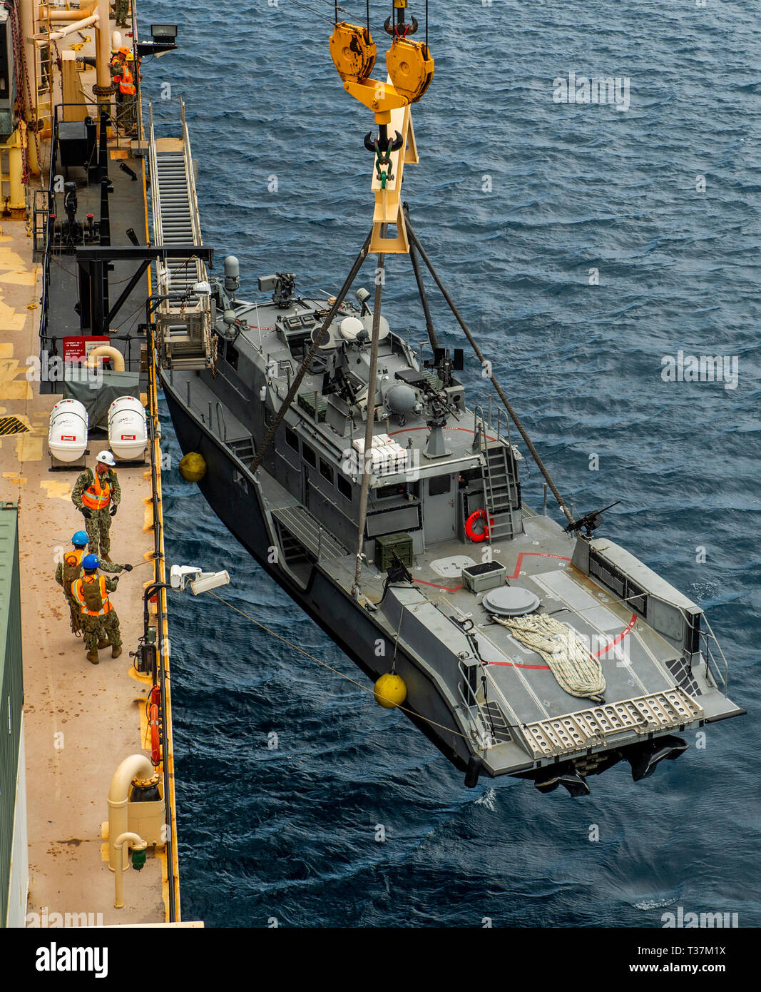 190404-N-TP834-1397 Santa Rita, Guam (4 avril 2019) marins affectés à la manutention du fret Marine Bataillon (NCHB) 1, Det. Guam lignes échappèrent à l'homme attaché à un Mark VI Le bateau de patrouille de l'Escadron de rivière côtière 2 Det. Guam au cours de la première preuve de concept ascenseur à bord du transport maritime militaire Commandement maritime dégrossissement du navire USNS 2e force le lieutenant John P. Bobo (T-AK 3008) dans la région de Apra Harbor. NCHB-1, le détachement de Guam, attribué à, commandant de la Task Force 75, est le seul service actif de la marine cargo handling bataillon. Ils sont une unité de déploiement rapide de la Marine Expeditionary Combat Command, capable de loa Banque D'Images