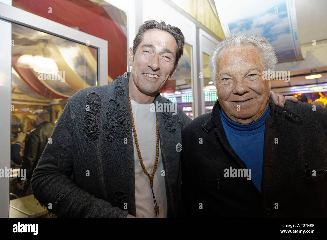 Paris, France, 5 avril 2019. Frédéric Julien Design (L) et Massimo Gargia assistent à l'inauguration de la Foire de Trone 2019 à Paris, France. Banque D'Images