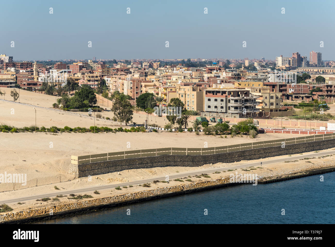 Ismailia, Egypte - Novembre 5, 2017 : bâtiments résidentiels sur la rive du canal de Suez en banlieue de la ville d'Ismaïlia, Egypte, Afrique (Al Taawon). Banque D'Images