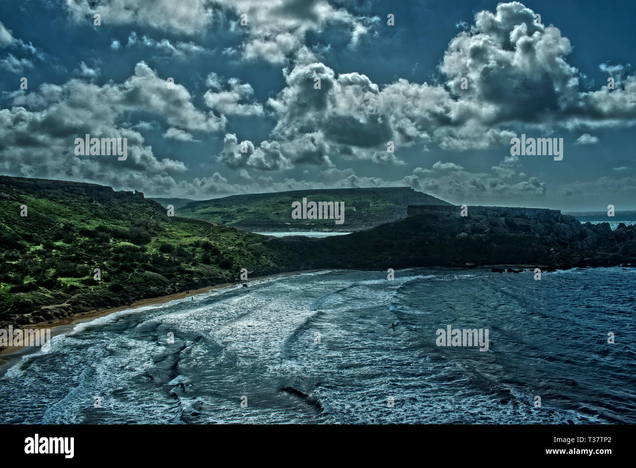 Ghajn Tuffieha Bay à Malte. Un paysage de Ghajn Tuffieha Bay à Malte. Banque D'Images