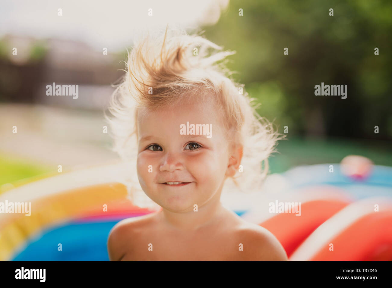 Mignon Bebe Fille Aux Cheveux Boucles Blonds A L Exterieur Petite Fille 1 2 Ans Photo Stock Alamy