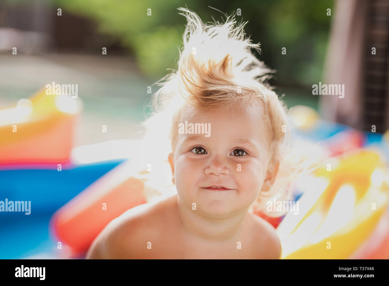 Mignon Bebe Fille Aux Cheveux Boucles Blonds A L Exterieur Petite Fille 1 2 Ans Photo Stock Alamy