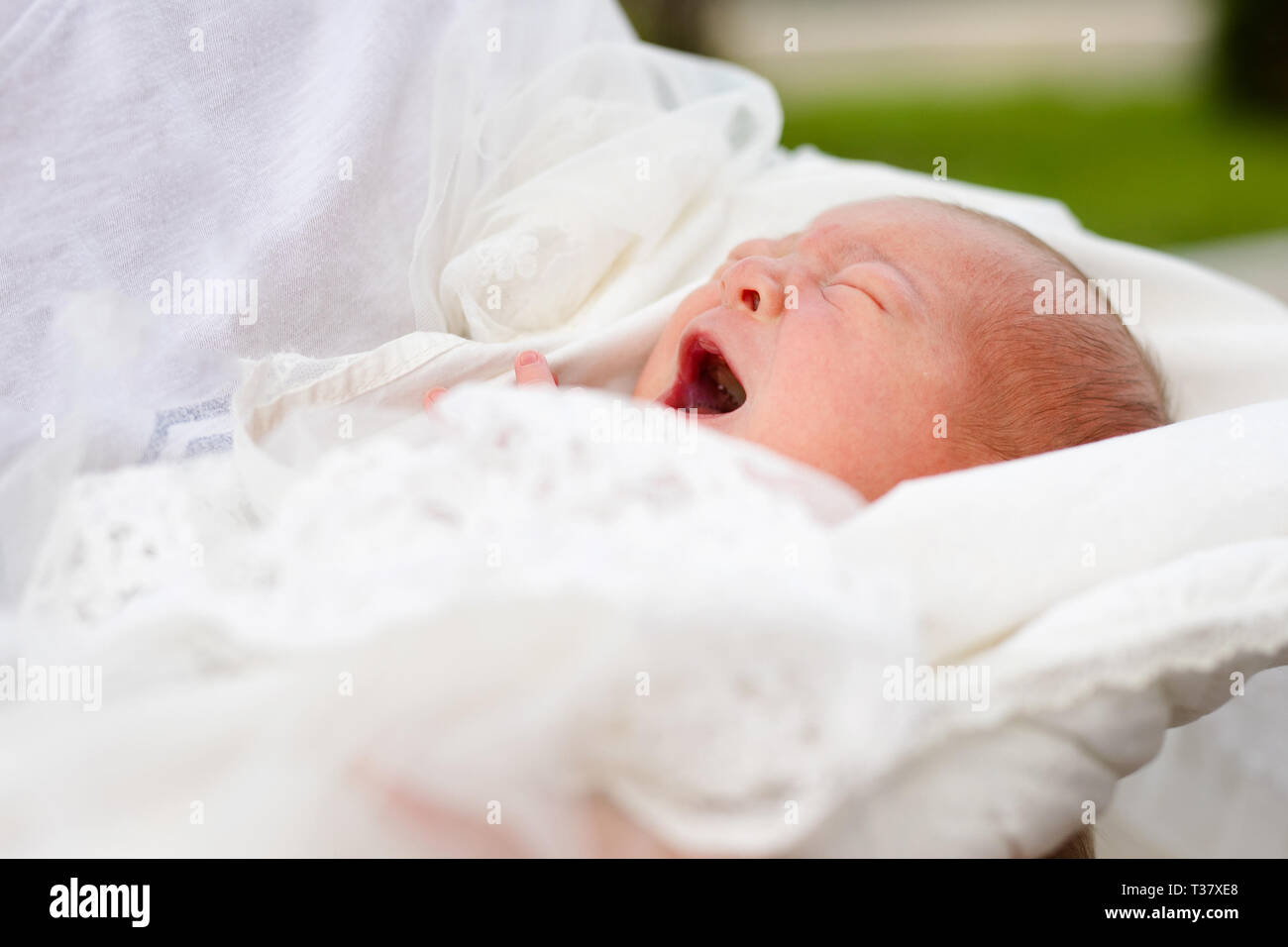 Bébé nouveau-né dans son manteau bébé à l'hôpital après l'accouchement. La  literie pour enfants. La sieste dans le lit. Petit enfant en bonne santé  peu après la naissance Photo Stock - Alamy