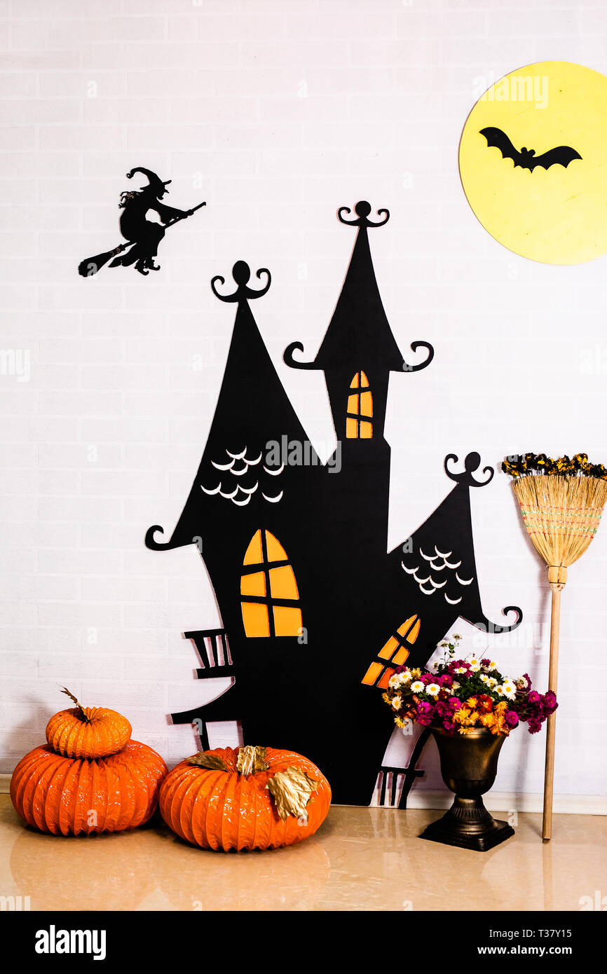 Château de fées noires, sorcière sur le mur blanc et de décoration de  citrouilles. Il décor pour la célébration de l'Halloween Photo Stock - Alamy