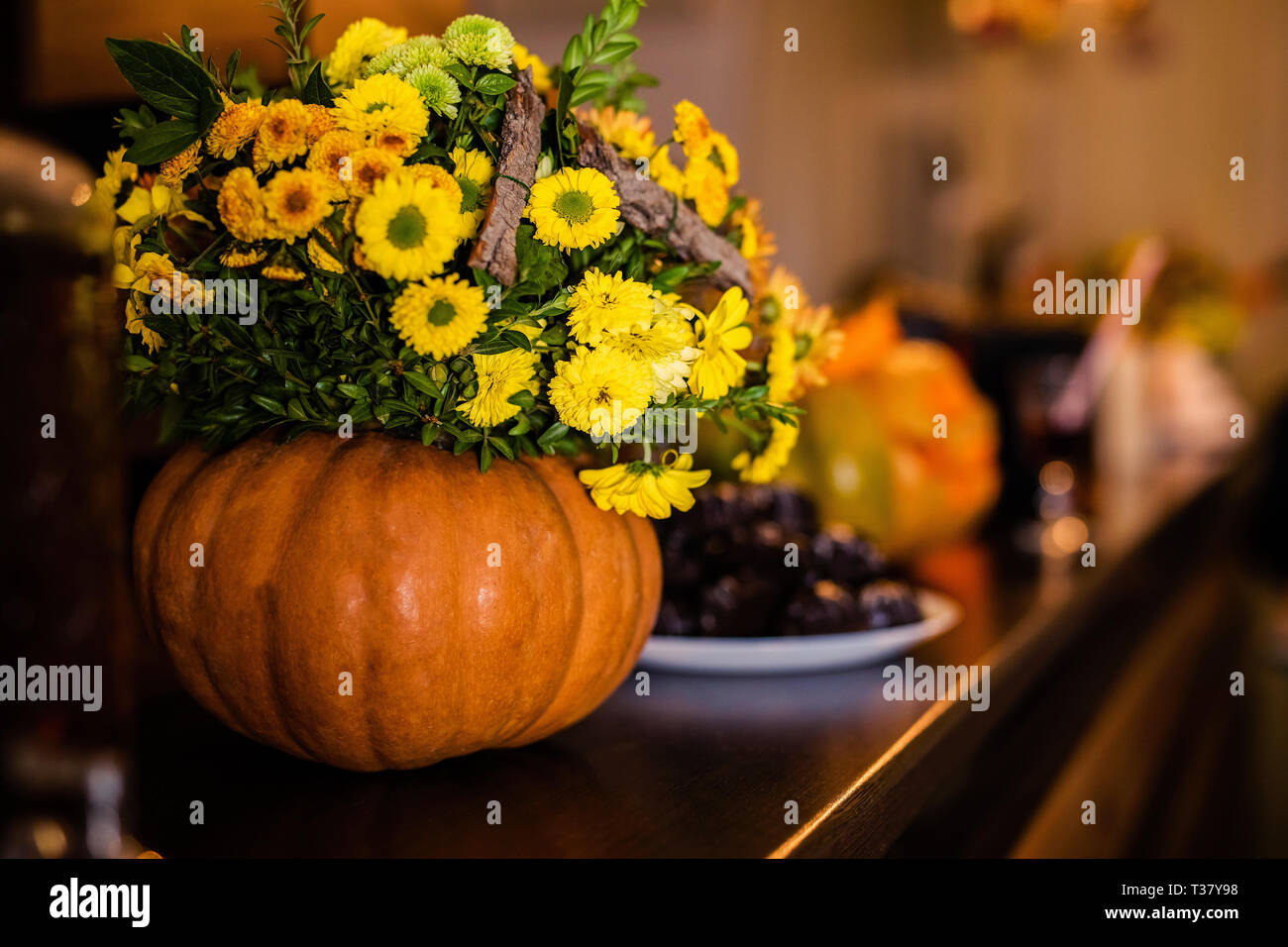 Le Bouquet De Fleurs Dautomne Dans La Citrouille Sur La