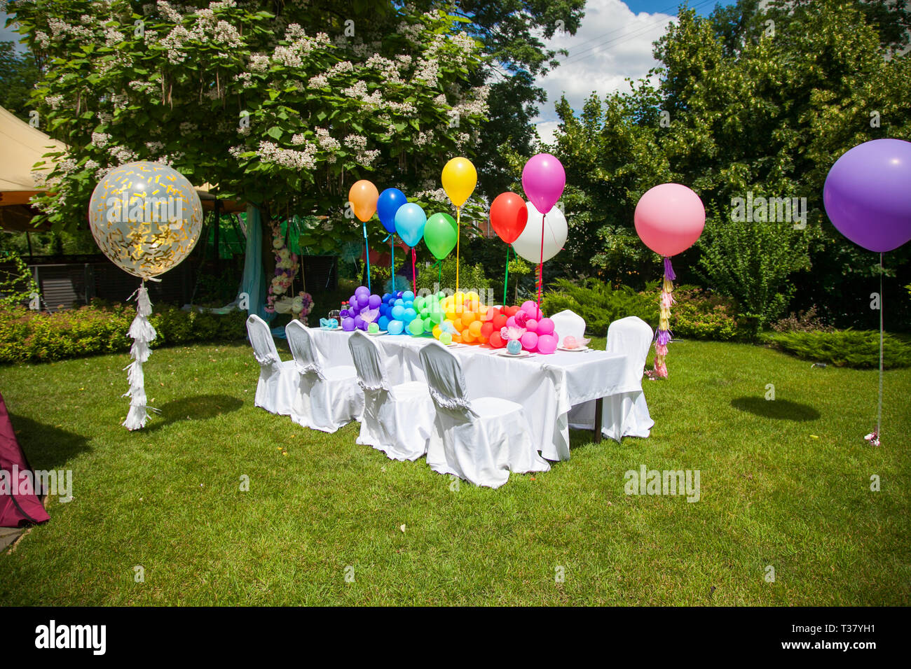 Table D Anniversaire Arc En Ciel Avec Des Ballons Des Vacances D Ete Dans Le Parc Photo Stock Alamy
