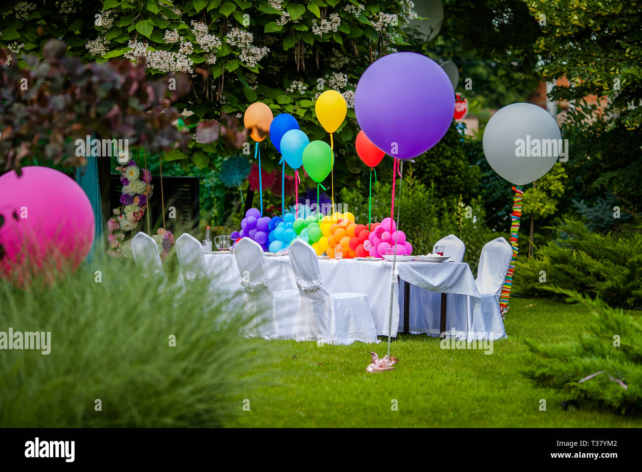 Table D Anniversaire Arc En Ciel Avec Des Ballons Des Vacances D Ete Dans Le Parc Photo Stock Alamy