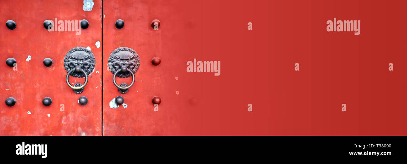 Arrière-plan panoramique rouge avec copie espace et les portes de temple Baiyun à Shanghai, Chine Banque D'Images