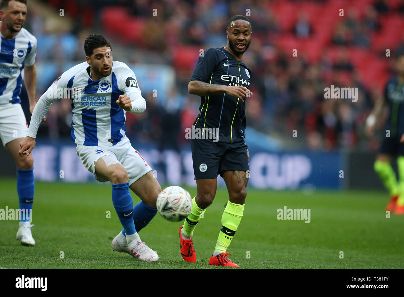 Londres, Royaume-Uni. 06 avr, 2019. Raheem Sterling de Manchester City va passé un défi de Alireza Jahanbakhsh de Brighton & Hove Albion (l). L'unis en FA Cup, demi-finale, Manchester City v Brighton & Hove Albion au stade de Wembley à Londres le samedi 6 avril 2019. Cette image ne peut être utilisé qu'à des fins rédactionnelles. Usage éditorial uniquement, licence requise pour un usage commercial. Aucune utilisation de pari, de jeux ou d'un seul club/ligue/dvd publications . Crédit : Andrew Orchard la photographie de sport/Alamy Live News Banque D'Images
