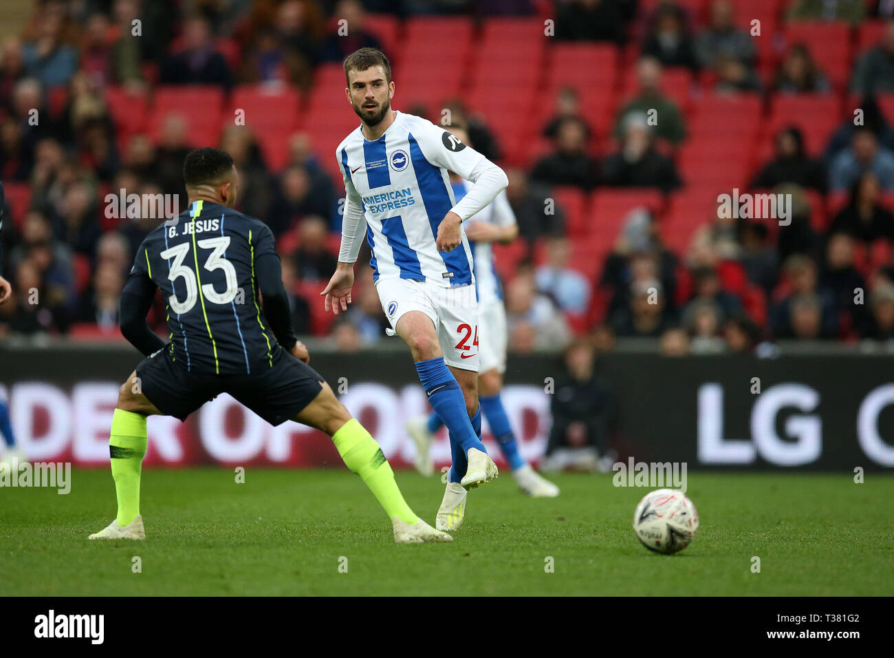 Londres, Royaume-Uni. 06 avr, 2019. Davy Propper de Brighton & Hove Albion dans l'action. L'unis en FA Cup, demi-finale, Manchester City v Brighton & Hove Albion au stade de Wembley à Londres le samedi 6 avril 2019. Cette image ne peut être utilisé qu'à des fins rédactionnelles. Usage éditorial uniquement, licence requise pour un usage commercial. Aucune utilisation de pari, de jeux ou d'un seul club/ligue/dvd publications . Crédit : Andrew Orchard la photographie de sport/Alamy Live News Banque D'Images
