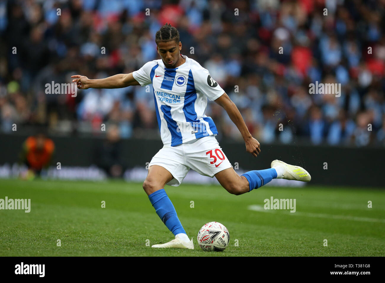 Londres, Royaume-Uni. 06 avr, 2019. Bernardo de Brighton & Hove Albion dans l'action. L'unis en FA Cup, demi-finale, Manchester City v Brighton & Hove Albion au stade de Wembley à Londres le samedi 6 avril 2019. Cette image ne peut être utilisé qu'à des fins rédactionnelles. Usage éditorial uniquement, licence requise pour un usage commercial. Aucune utilisation de pari, de jeux ou d'un seul club/ligue/dvd publications . Crédit : Andrew Orchard la photographie de sport/Alamy Live News Banque D'Images