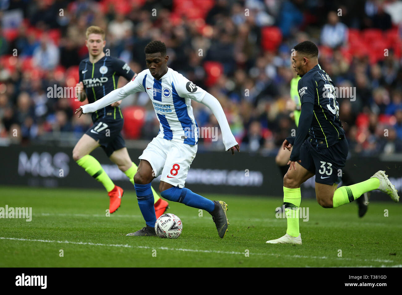 Londres, Royaume-Uni. 06 avr, 2019. Yves Bissouma de Brighton & Hove Albion va passé Gabriel Jésus de Manchester City. L'unis en FA Cup, demi-finale, Manchester City v Brighton & Hove Albion au stade de Wembley à Londres le samedi 6 avril 2019. Cette image ne peut être utilisé qu'à des fins rédactionnelles. Usage éditorial uniquement, licence requise pour un usage commercial. Aucune utilisation de pari, de jeux ou d'un seul club/ligue/dvd publications . Crédit : Andrew Orchard la photographie de sport/Alamy Live News Banque D'Images