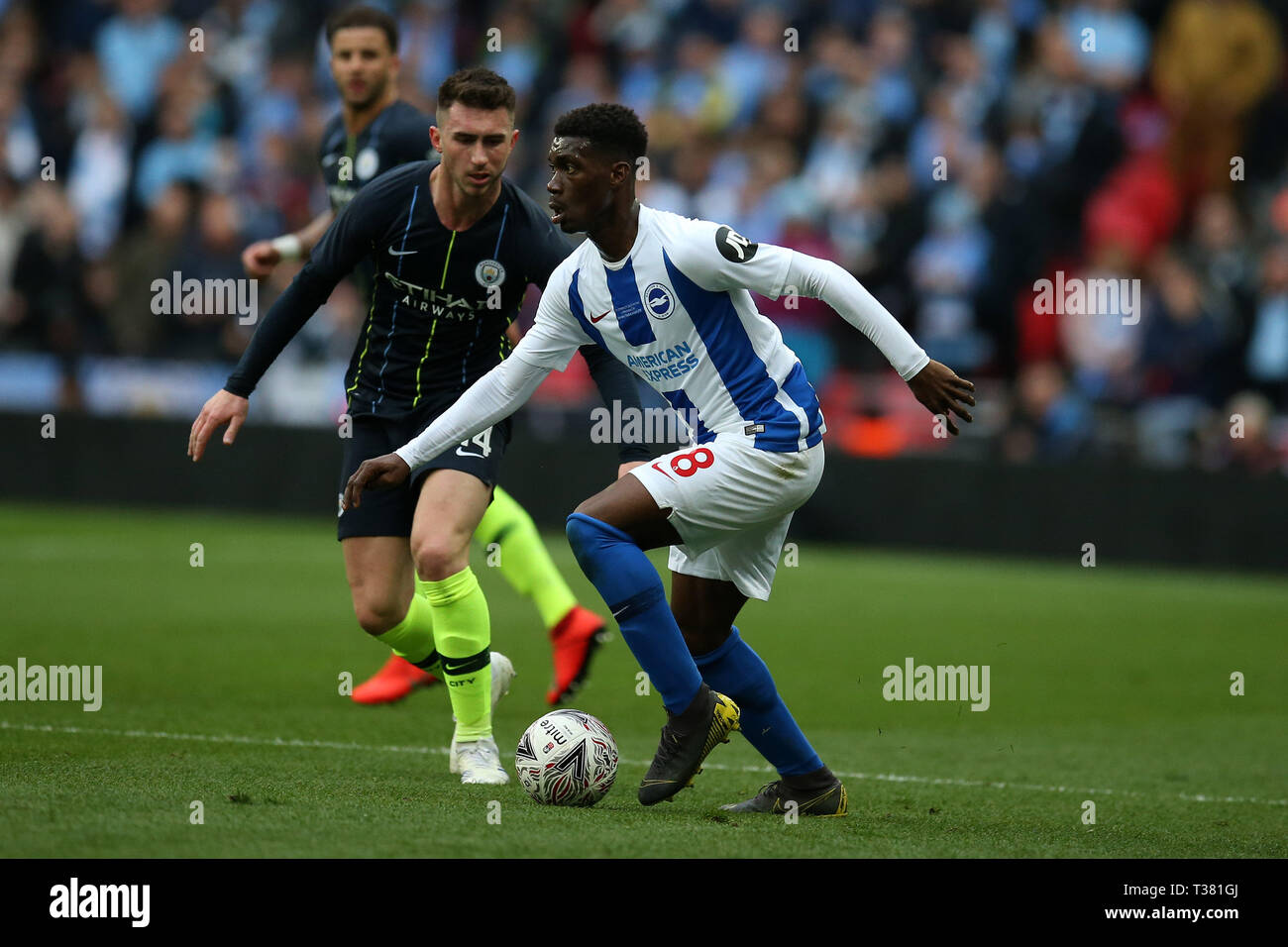 Londres, Royaume-Uni. 06 avr, 2019. Yves Bissouma de Brighton & Hove Albion dans l'action. L'unis en FA Cup, demi-finale, Manchester City v Brighton & Hove Albion au stade de Wembley à Londres le samedi 6 avril 2019. Cette image ne peut être utilisé qu'à des fins rédactionnelles. Usage éditorial uniquement, licence requise pour un usage commercial. Aucune utilisation de pari, de jeux ou d'un seul club/ligue/dvd publications . Crédit : Andrew Orchard la photographie de sport/Alamy Live News Banque D'Images