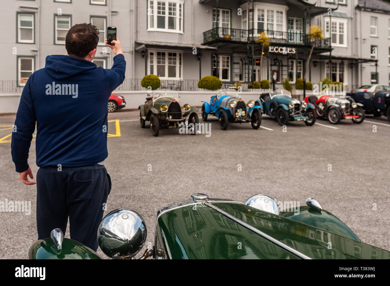 Glengarriff, West Cork, Irlande. Apr 7, 2019. La voiture française club 'Amilcar' est en ce moment sur un 6 jour visite de l'Irlande. Le club a fait un arrêt à l'hôtel Eccles, Glengarriff cet après-midi. Ian McGregor à partir du liège a eu une avec un selfies vintage MG. Credit : Andy Gibson/Alamy Live News. Banque D'Images