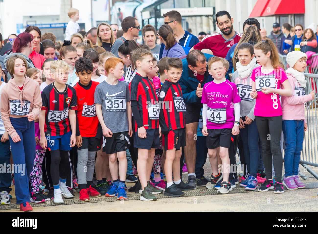 Bournemouth, Dorset, UK. 7 avril 2019. Glissières de prendre part à la baie de Bournemouth s'exécuter sur le thème d'amusement fée-conte le long du front de mer de Bournemouth - 1k Kids Fun Run. Les participants courent pour lever des fonds essentiels pour la British Heart Foundation charity pour lutter contre les maladies du coeur. Un jour sec avec soleil voilé. Après un faux départ le Kids Fun Run a dû être redémarré. Credit : Carolyn Jenkins/Alamy Live News Banque D'Images