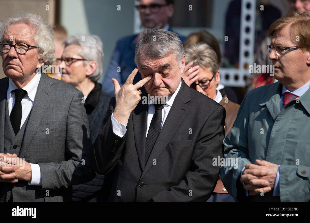 Münster, Allemagne. 7ème apr 2019. Stephan Holthoff-Pförtner (CDU, l-r), Ministre des affaires fédérales et européennes, Herbert Reul (CDU), Ministre de l'Intérieur de Rhénanie, et Peter Biesenbach (CDU), Ministre de la Justice, NRW vont dans un cortège funèbre pour commémorer les victimes de l'amok route de Münster, il y a un an après un service œcuménique à la scène du crime en face du restaurant 'Kiepenkerl'. Photo : Friso Gentsch/dpa dpa : Crédit photo alliance/Alamy Live News Banque D'Images