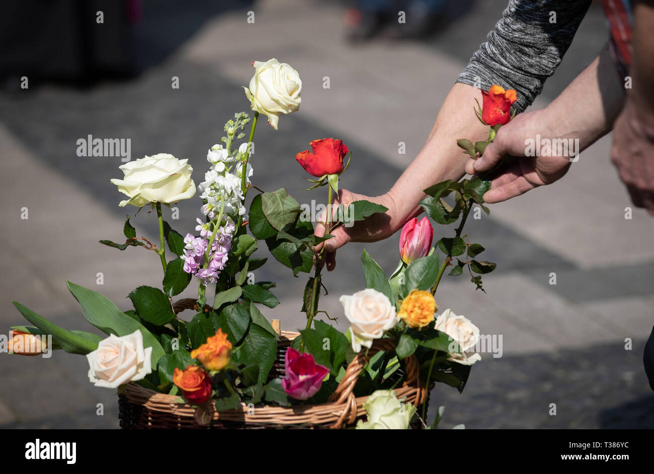 Münster, Allemagne. 7ème apr 2019. Il y a un an, en deuil mettre des fleurs dans un panier près de la scène du crime tout en commémoration des victimes de l'amok Münster dur. Photo : Friso Gentsch/dpa dpa : Crédit photo alliance/Alamy Live News Banque D'Images