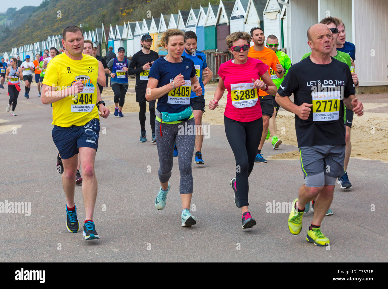 Bournemouth, Dorset, UK. 7 avril 2019. Glissières de prendre part à la baie de Bournemouth s'exécuter sur le thème d'amusement fée-conte le long du front de mer de Bournemouth - demi-marathoniens. Les participants courent pour lever des fonds essentiels pour la British Heart Foundation charity pour lutter contre les maladies du coeur. Un jour sec avec soleil voilé. Credit : Carolyn Jenkins/Alamy Live News Banque D'Images