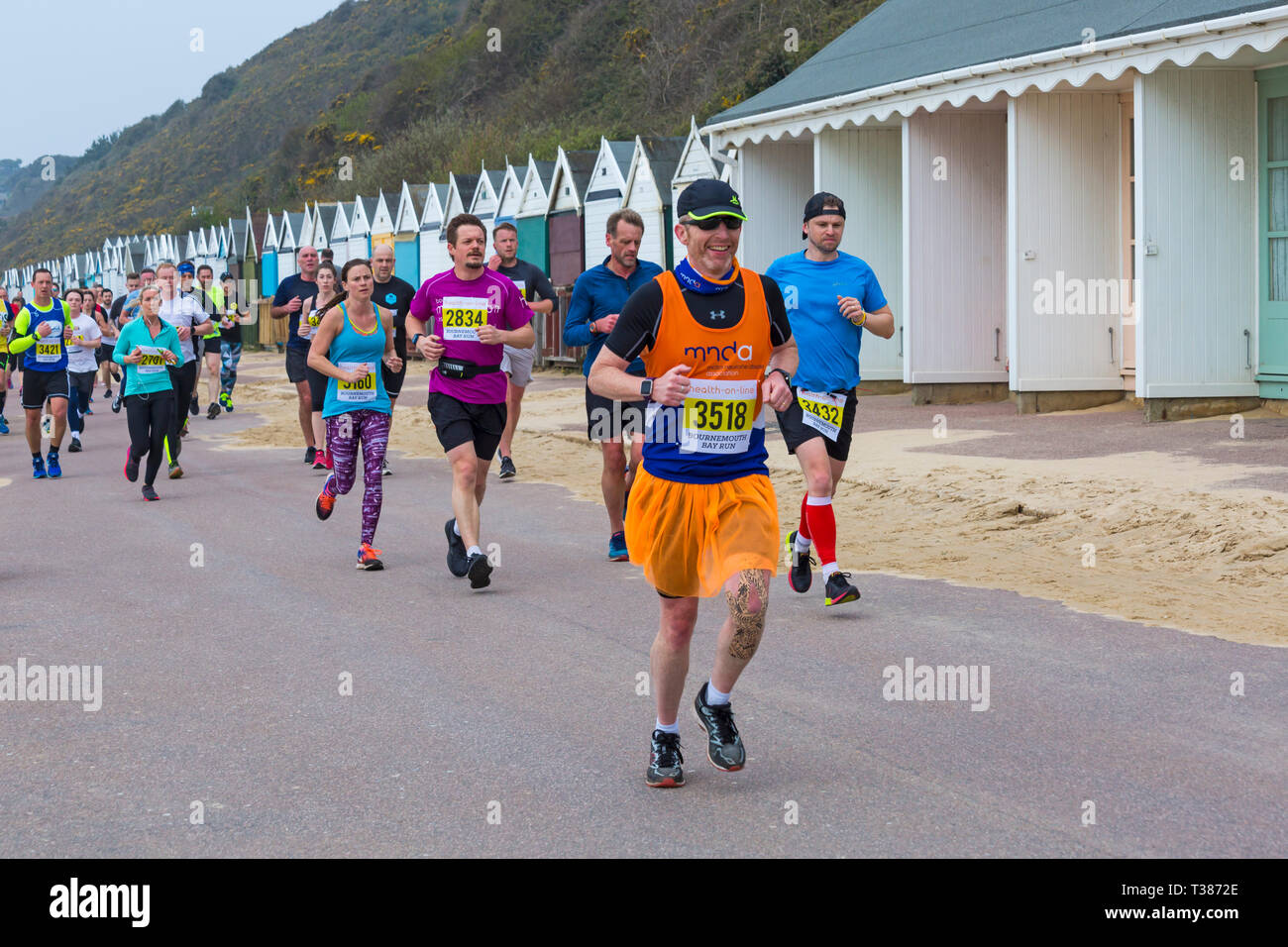 Bournemouth, Dorset, UK. 7 avril 2019. Glissières de prendre part à la baie de Bournemouth s'exécuter sur le thème d'amusement fée-conte le long du front de mer de Bournemouth - demi-marathoniens. Les participants courent pour lever des fonds essentiels pour la British Heart Foundation charity pour lutter contre les maladies du coeur. Un jour sec avec soleil voilé. Credit : Carolyn Jenkins/Alamy Live News Banque D'Images