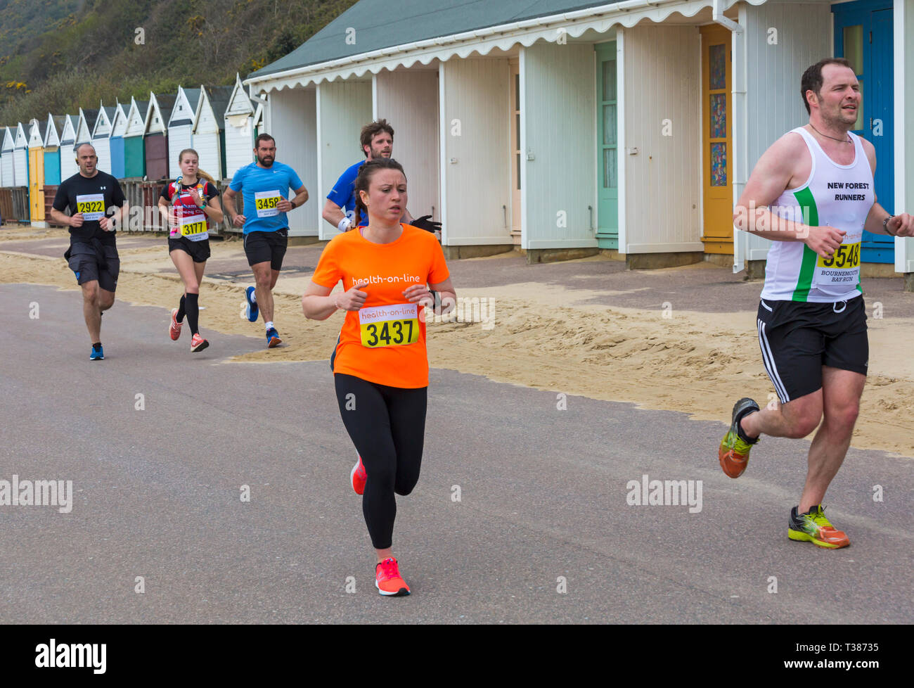 Bournemouth, Dorset, UK. 7 avril 2019. Glissières de prendre part à la baie de Bournemouth s'exécuter sur le thème d'amusement fée-conte le long du front de mer de Bournemouth - demi-marathoniens. Les participants courent pour lever des fonds essentiels pour la British Heart Foundation charity pour lutter contre les maladies du coeur. Un jour sec avec soleil voilé. Credit : Carolyn Jenkins/Alamy Live News Banque D'Images