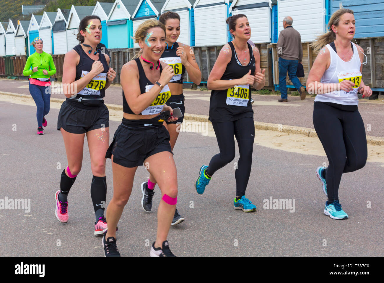 Bournemouth, Dorset, UK. 7 avril 2019. Glissières de prendre part à la baie de Bournemouth s'exécuter sur le thème d'amusement fée-conte le long du front de mer de Bournemouth - demi-marathoniens. Les participants courent pour lever des fonds essentiels pour la British Heart Foundation charity pour lutter contre les maladies du coeur. Un jour sec avec soleil voilé. Credit : Carolyn Jenkins/Alamy Live News Banque D'Images