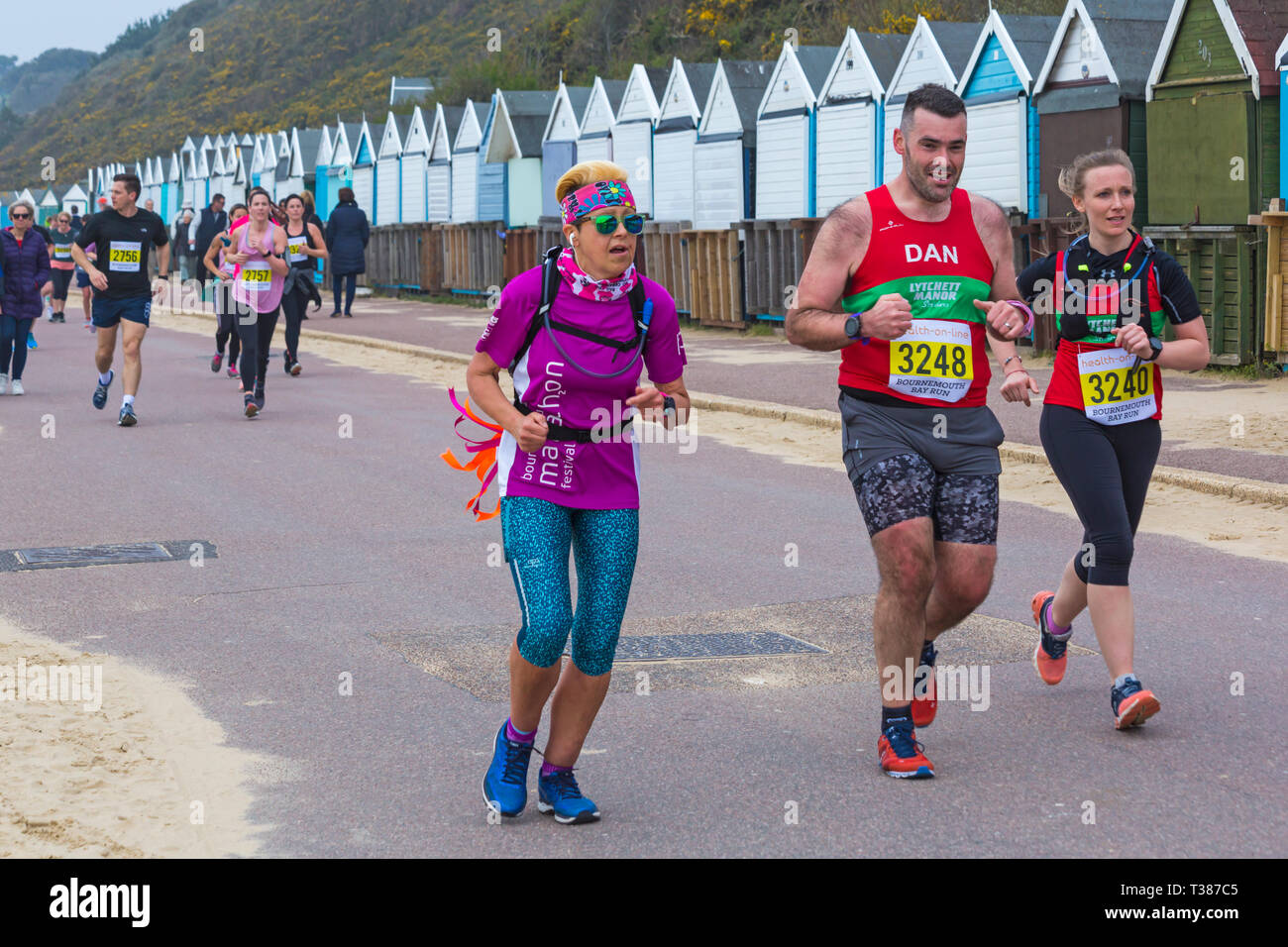 Bournemouth, Dorset, UK. 7 avril 2019. Glissières de prendre part à la baie de Bournemouth s'exécuter sur le thème d'amusement fée-conte le long du front de mer de Bournemouth - demi-marathoniens. Les participants courent pour lever des fonds essentiels pour la British Heart Foundation charity pour lutter contre les maladies du coeur. Un jour sec avec soleil voilé. Credit : Carolyn Jenkins/Alamy Live News Banque D'Images