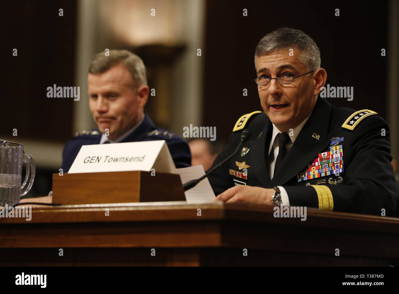 Washington, District de Columbia, Etats-Unis. 2ème apr 2019. Général Stephen J. Townsend, United States Army, droite, et le général Tod D. Wolters, United States Air Force, témoigner pour renouvellement avant la commission des forces armées du Sénat, à Washington, DC, le 2 avril 2019 Crédit : Martin H. Simon/CNP/ZUMA/Alamy Fil Live News Banque D'Images