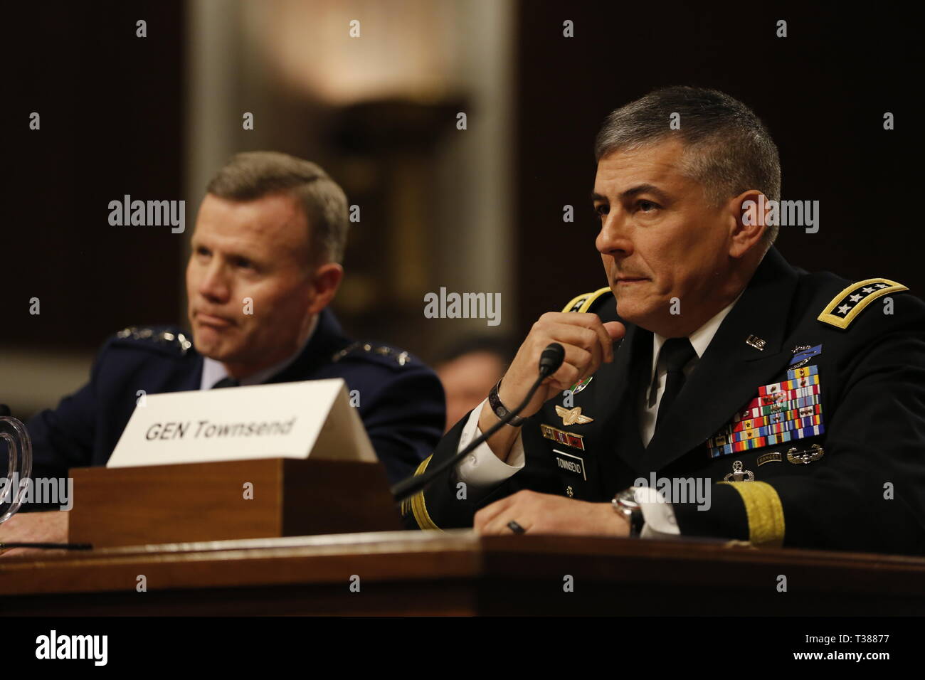 Washington, États-Unis d'Amérique. Apr 02, 2019. Général Stephen J. Townsend, United States Army, droite, et le général Tod D. Wolters, United States Air Force, témoigner pour renouvellement avant la commission des forces armées du Sénat, à Washington, DC, le 2 avril 2019. Crédit : Martin H. Simon/CNP Crédit dans le monde entier | conditions : dpa/Alamy Live News Banque D'Images