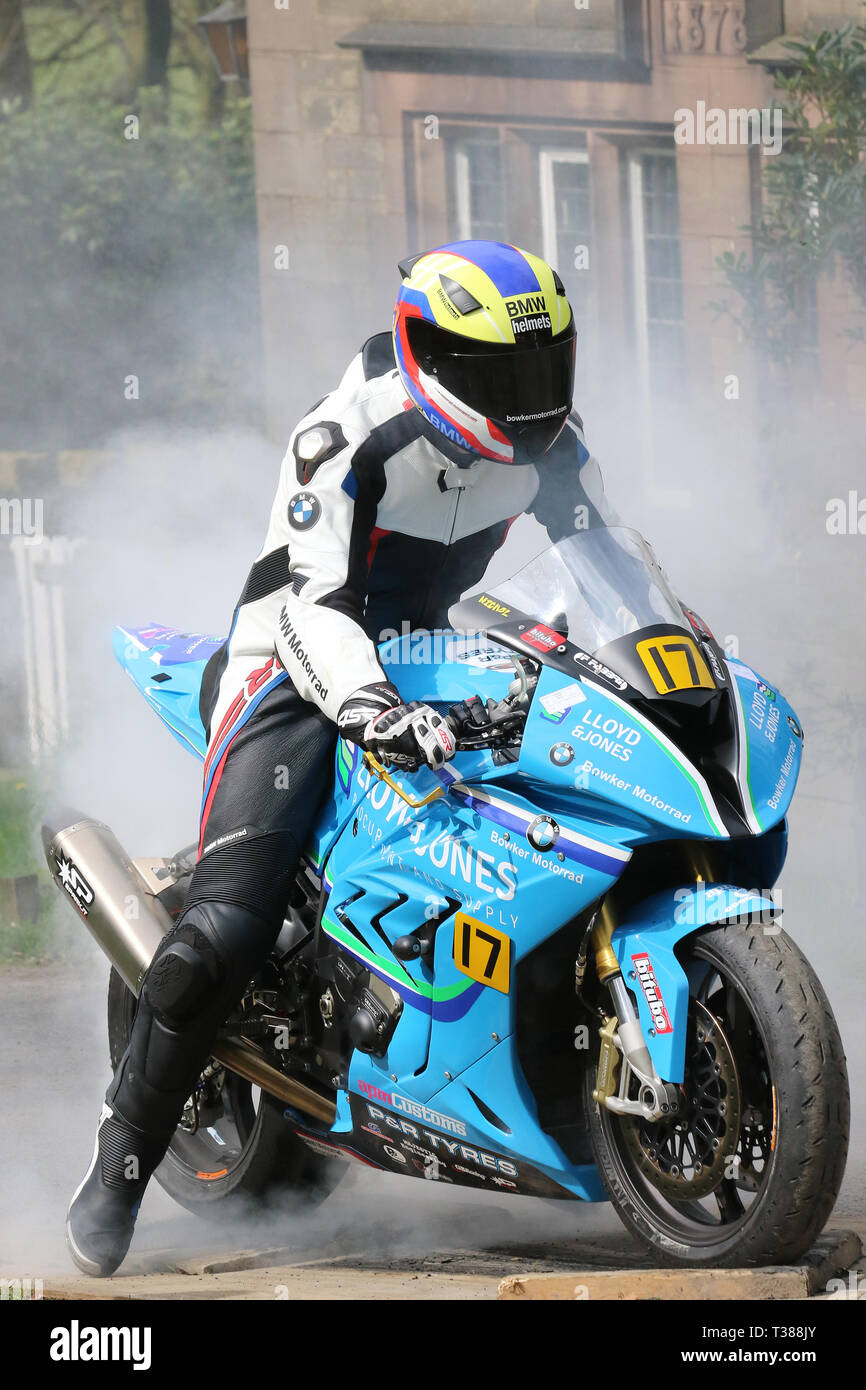 Roues de vélo brûlant caoutchouc, moto, dérive, fumée, patinage de course,  pneu brûlant, décollement, décollement, à Chorley, Lancashire,  Royaume-Uni.7 avril, 2019. Tour Hoghton 43ème Moto Sprint. Rider 17 John  Nichol de Lytham