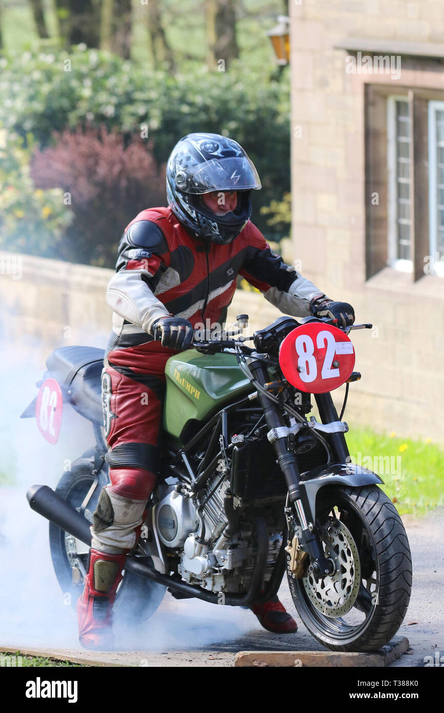 Roues de vélo brûlant caoutchouc, moto, dérive, fumée, patinage de course, pneu brûlant, décollement, décollement, à Chorley, Lancashire, Royaume-Uni.7 avril, 2019. Tour Hoghton 43ème Moto Sprint. Rider 82 Bob Cornforth de Northwich à cheval A Yamaha TRX 850 crédit: MediaWorldImages/Alay Live News Banque D'Images