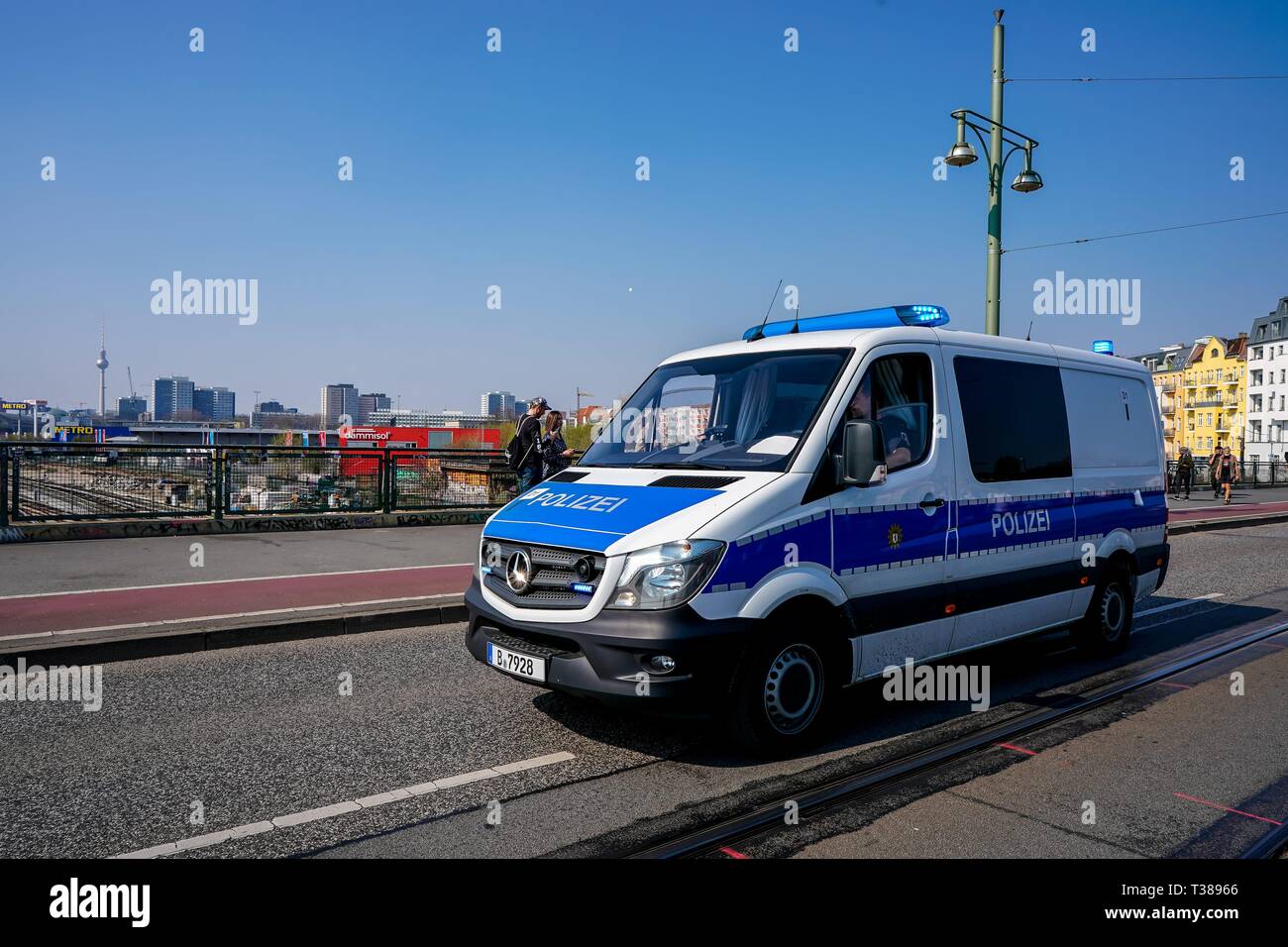 06.04.2019, manifestation contre l'explosion des prix de location. Voiture de police en face de la manifestation train plutôt que par la hausse des loyers de la Confédération par rapport aux déplacements et louer le pont sur la folie de Varsovie à Berlin. Dans le monde d'utilisation | Banque D'Images