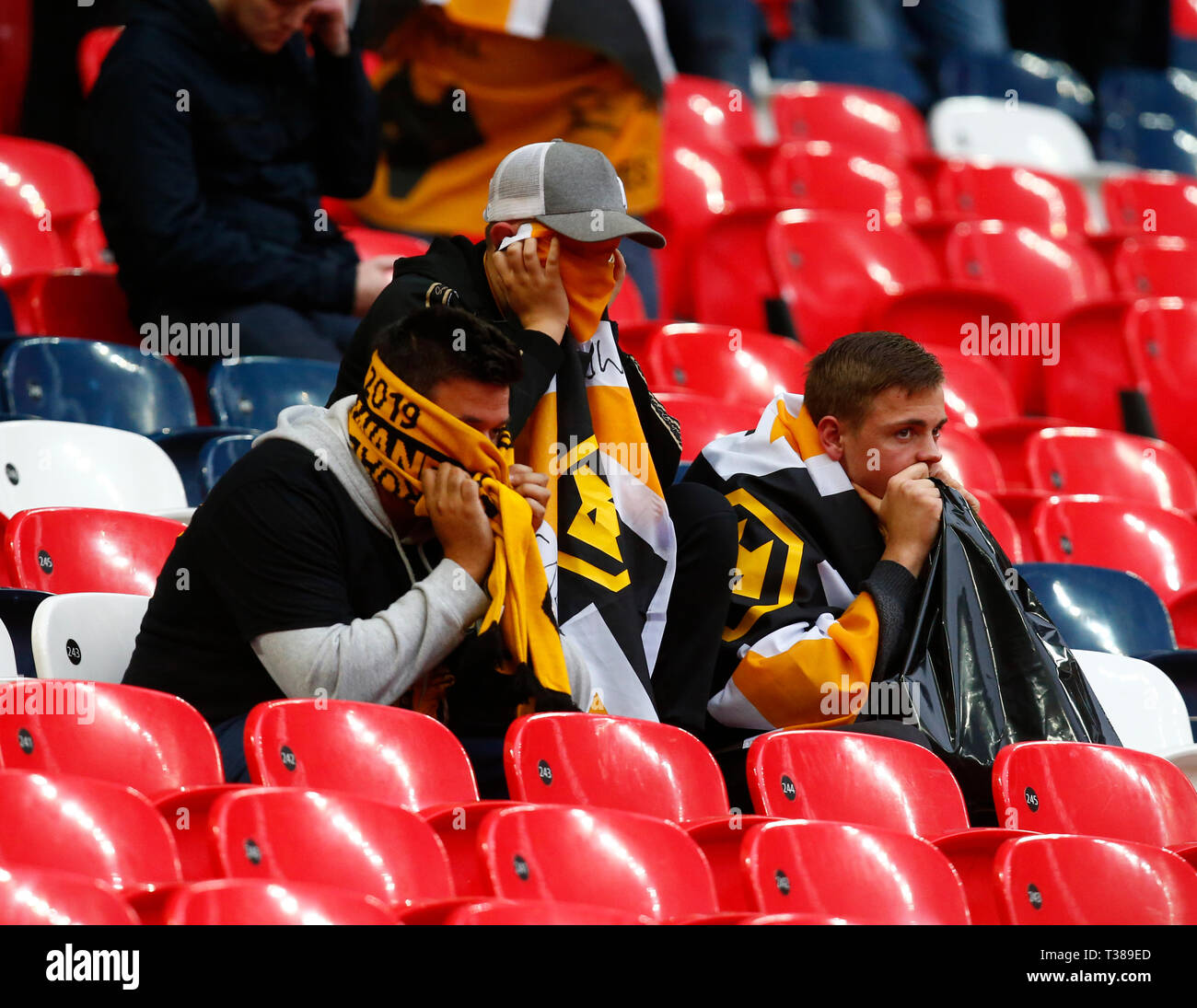 Londres, Royaume-Uni. Apr 7, 2019. Les loups fans après le jeu pendant la demi-finale de la Coupe FA Unis match entre Wolverhampton Wanderers et Watford au stade de Wembley, Londres, Royaume-Uni le 07 avril 2019. SportEditorial Crédit photo Action uniquement, licence requise pour un usage commercial. Aucune utilisation de pari, de jeux ou d'un seul club/ligue/player publication. Action Crédit : Foto Sport/Alamy Live News Banque D'Images