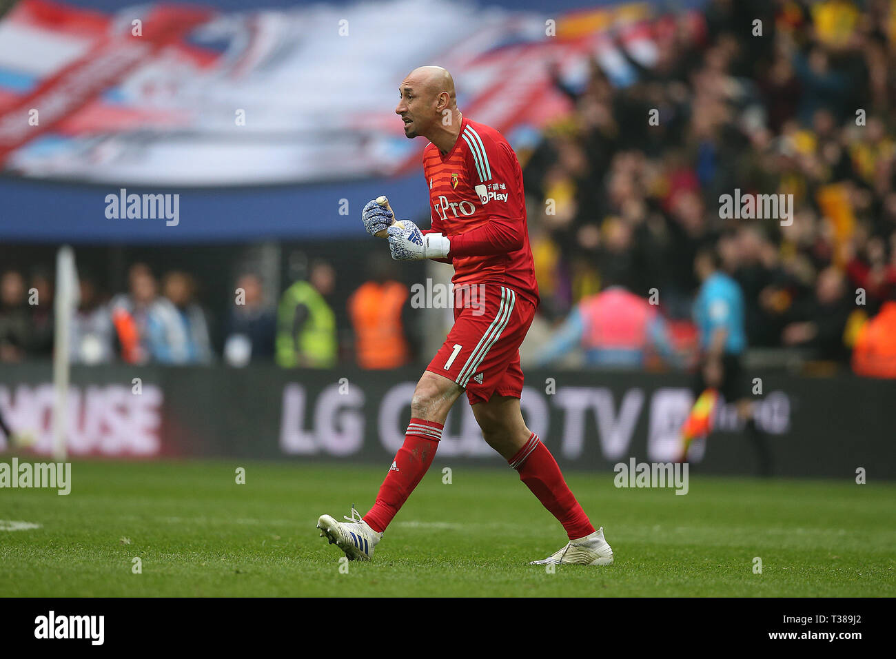 Londres, Royaume-Uni. 07Th avr, 2019. Heurelho Gomes de Watford célèbre ses 3e but durant le match de demi-finale de la FA Cup entre Watford et Wolverhampton Wanderers au Stade de Wembley le 7 avril 2019 à Londres, en Angleterre. Usage éditorial uniquement, licence requise pour un usage commercial. Aucune utilisation de pari, de jeux ou d'un seul club/ligue/player publication. (Photo prise par Paul Chesterton/phcimages.com)Editorial uniquement, licence requise pour un usage commercial. Aucune utilisation de pari, de jeux ou d'un seul club/ligue/player publication. Usage éditorial uniquement, licence requise pour un usage commercial. Aucune utilisation de pari, de jeux ou d'un Banque D'Images