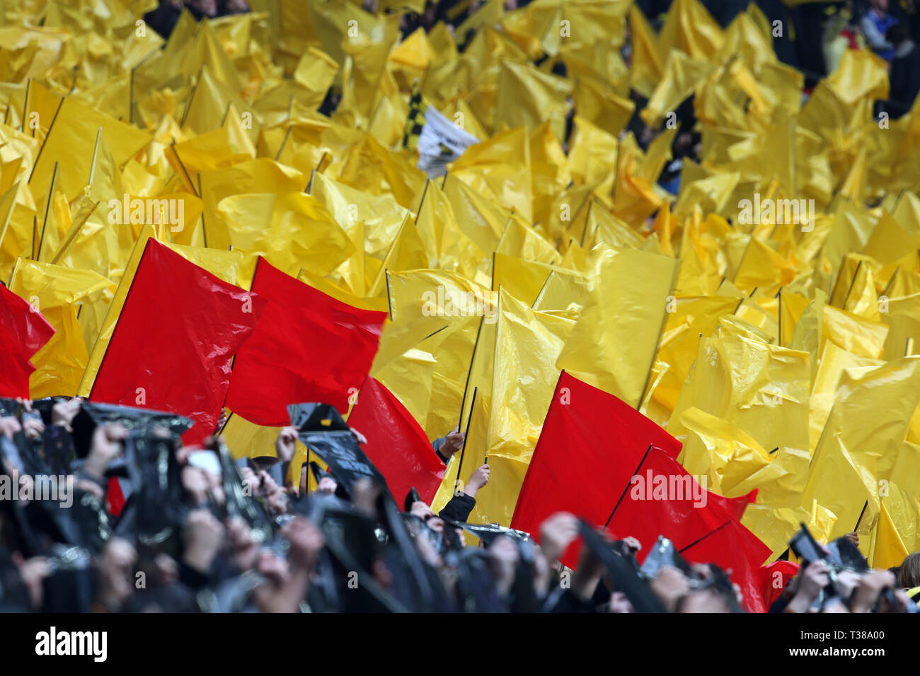 Londres, Royaume-Uni. 07Th avr, 2019. Watford fans avant le match de demi-finale de la FA Cup entre Watford et Wolverhampton Wanderers au Stade de Wembley le 7 avril 2019 à Londres, en Angleterre. Usage éditorial uniquement, licence requise pour un usage commercial. Aucune utilisation de pari, de jeux ou d'un seul club/ligue/player publication. (Photo prise par Paul Chesterton/phcimages.com) : PHC Crédit Images/Alamy Live News Banque D'Images