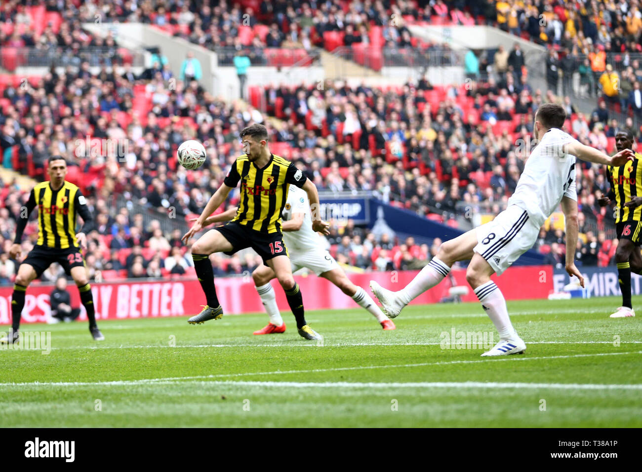 Londres, Royaume-Uni. Apr 7, 2019. Craig Cathcart de Watford au cours de la FA Cup match de demi-finale entre Watford et Wolverhampton Wanderers au Stade de Wembley, Londres, le dimanche 7 avril 2019. (Crédit : Leila Coker | MI News) usage éditorial uniquement, licence requise pour un usage commercial. Aucune utilisation de pari, de jeux ou d'un seul club/ligue/dvd publications. Ltd. Pour toute question, veuillez communiquer avec le Footbal Credit : MI News & Sport /Alamy Live News Banque D'Images