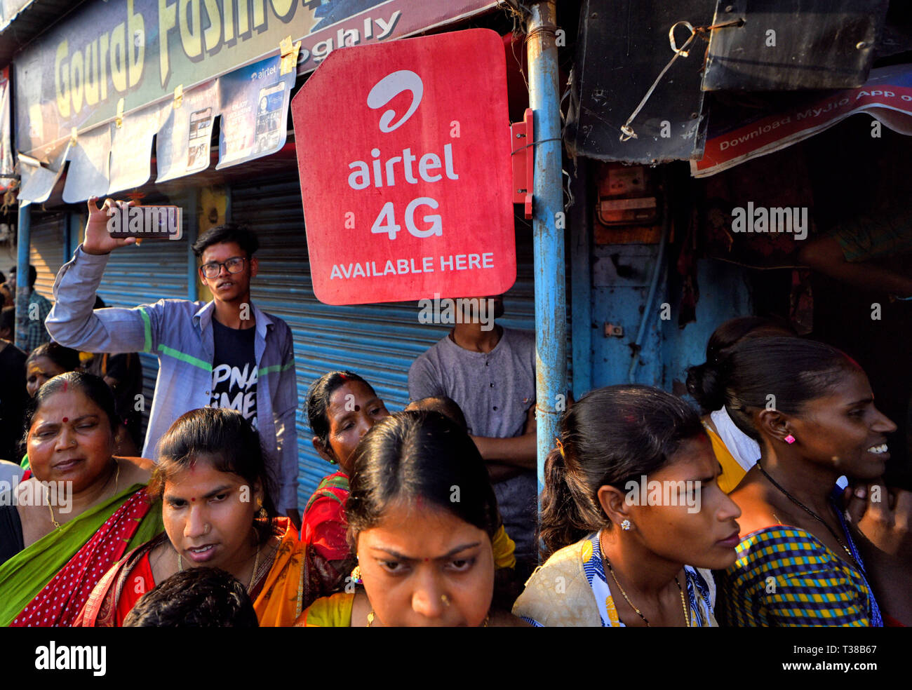 Bandel, le Bengale occidental, en Inde. 6ème apr 2019. Un homme vu prendre des photos avec son portable devant un Airtel 4G shop. Credit : Avishek Das/SOPA Images/ZUMA/Alamy Fil Live News Banque D'Images