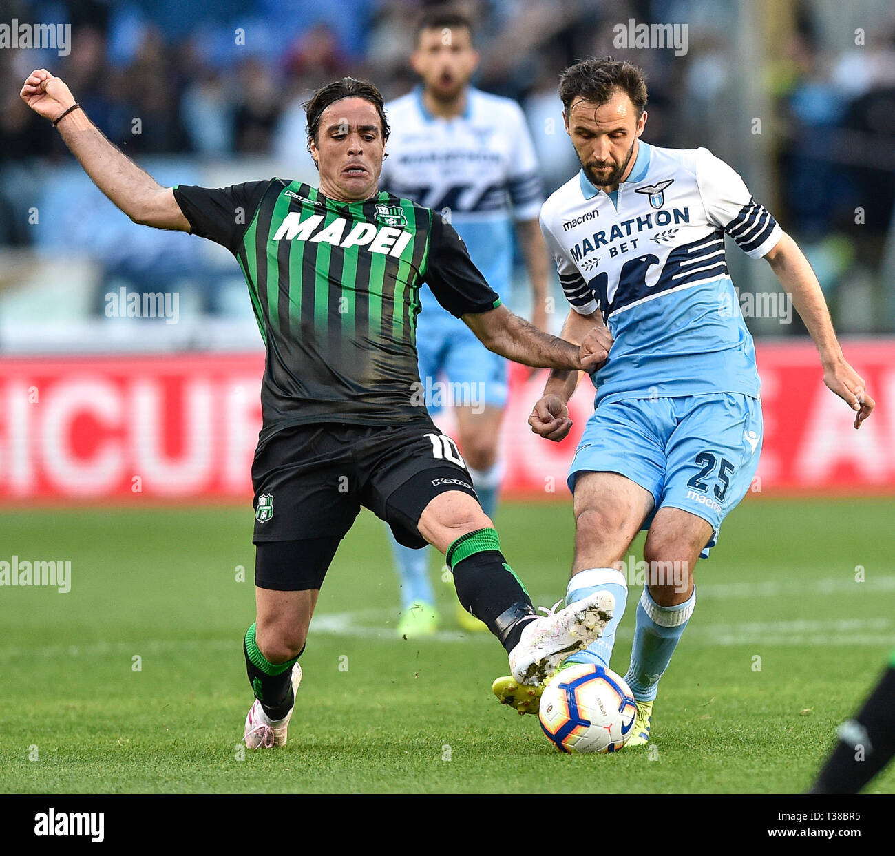 Rome, Italie. 07Th avr, 2019. Alessandro Matri de Sassuolo Milan Badelj défis de SS Lazio au cours de la Serie une correspondance entre le Latium et Sassuolo au Stadio Olimpico, Rome, Italie le 7 avril 2019. Photo par Giuseppe maffia. Credit : UK Sports Photos Ltd/Alamy Live News Banque D'Images