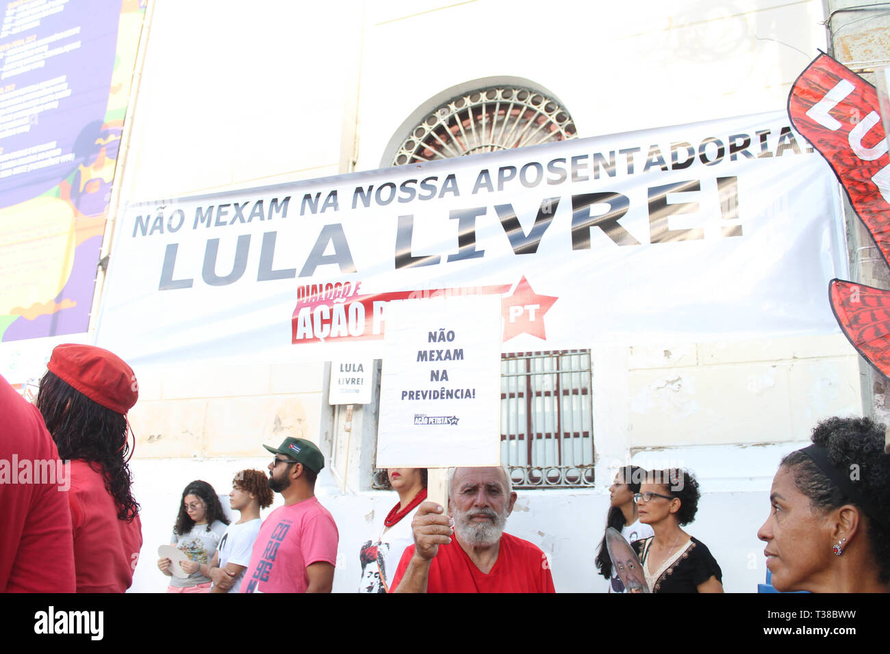 RECIFE, PE - 07.04.2019 : JORNADA LULA LIVRE NO RECIFE - Loi intitulée "Jda Lul Lula Livre de Recife ; tenue en faveur de l'ancien Président Lula freeof thisthis qui termine le 7 avril, une année de tical persecrsecution selon les militants qui appellent également à la poursuite de la lutte pour la démocratie, la justice. La loi prend place dans l'Arsenal de la place de la Marine, dans le quartier de Recife, également connu comme le "Vieux Recife" au début de la loi était à 15h00 entre les attractions ; Carl courtshi ; blocs de ciranda, Ma, Maracatu Rural, amongmong de nombreuses autres attractions. (Ph Banque D'Images