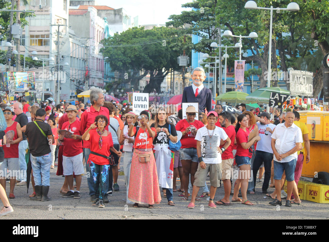 RECIFE, PE - 07.04.2019 : JORNADA LULA LIVRE NO RECIFE - Loi intitulée "Jda Lul Lula Livre de Recife, qui a eu lieu en faveur de la liberté de l'ancien Prent Lula qui complète thisthis 7 avril, une année de persécution politique selon les militants qui appellent également à la poursuite de la lutte pour la démocratie, la justice. La loi prend place dans l'Arsenal de la place de la Marine, dans le quartier de Recife, également connu comme le "Vieux Recife" au début de la loi était à 15h00 entre les attractions du carnaval de cour ; bl ; cia, Ma, Maracatu Rural, amongmong de nombreuses autres attractions. (Ph Banque D'Images