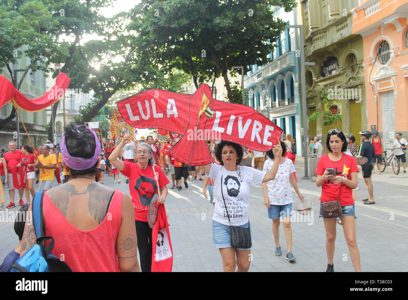 RECIFE, PE - 07.04.2019 : JORNADA LULA LIVRE NO RECIFE - Loi intitulée "Jda Lul Lula Livre de Recife, qui a eu lieu en faveur de la liberté de l'ancien Prent Lula qui complète thisthis 7 avril, une année de persécution politique selon les militants qui appellent également à la poursuite de la lutte pour la démocratie, la justice. La loi prend place dans l'Arsenal de la place de la Marine, dans le quartier de Recife, également connu comme le "Vieux Recife" au début de la loi était à 15h00 entre les attractions du carnaval de cour ; bl ; cia, Ma, Maracatu Rural, amongmong de nombreuses autres attractions. (Ph Banque D'Images