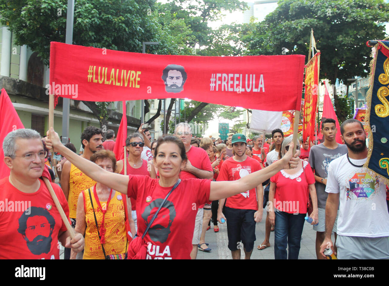 RECIFE, PE - 07.04.2019 : JORNADA LULA LIVRE NO RECIFE - Loi intitulée "Jda Lul Lula Livre de Recife, qui a eu lieu en faveur de la liberté de l'ancien Président Lula qui complète cette Apr, une année d'persecrsecution politique selon les militants qui appellent également à la poursuite de la lutte pour la démocratie, la justice. La loi prend place dans l'Arsenal de la place de la Marine, dans le quartier de Recife, également connu comme le "Vieux Recife" au début de la loi était à 15h00 entre le carnaval de fréquentations ; attrans ; blocs de ciranda, Ma, Maracatu Rural, parmi de nombreuses autres attractions. (Ph Banque D'Images