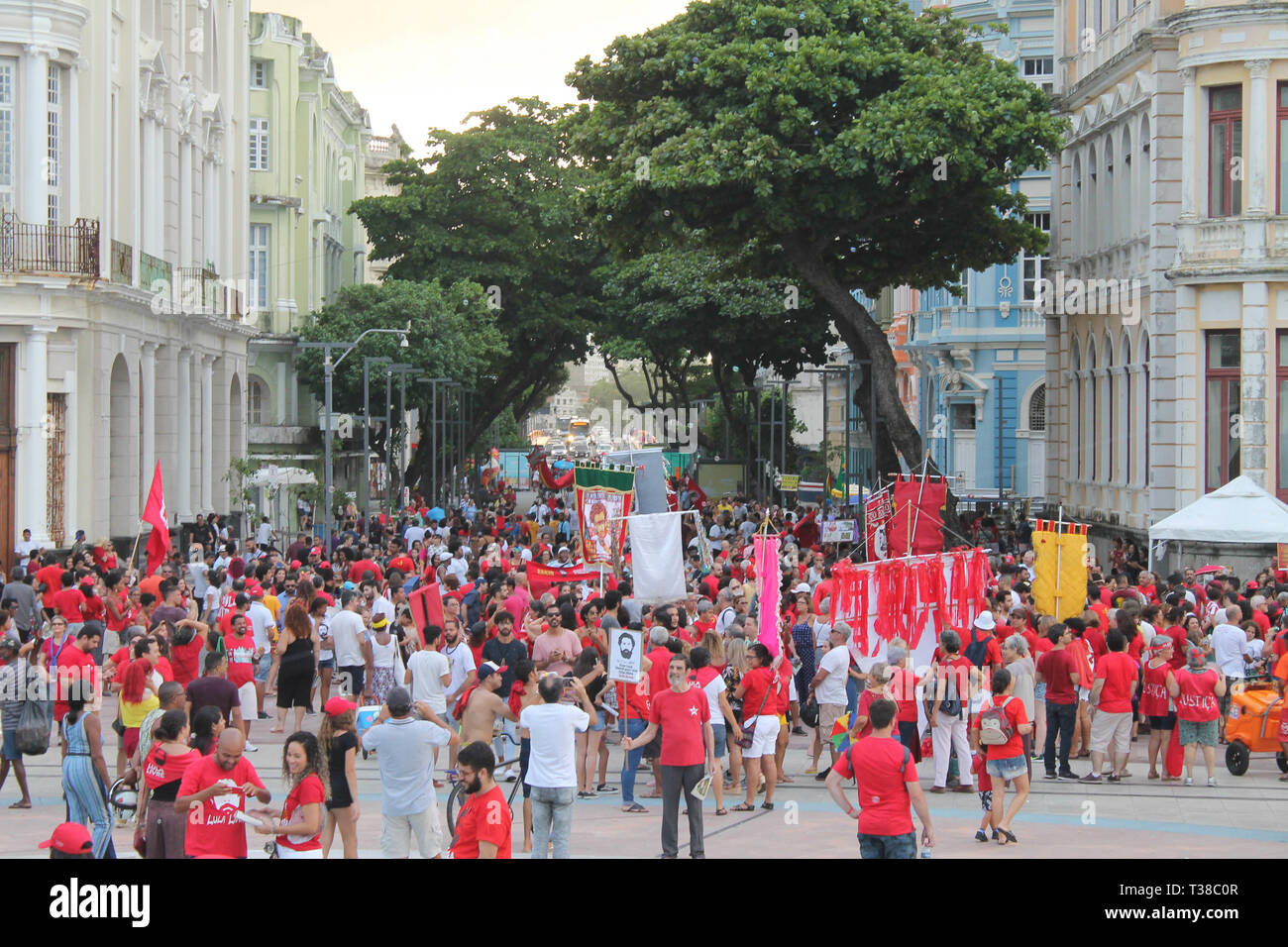 RECIFE, PE - 07.04.2019 : JORNADA LULA LIVRE NO RECIFE - Loi intitulée "Jda Lul Lula Livre de Recife, qui a eu lieu en faveur de la liberté de l'ancien Président Lula qui complète cette Apr, une année d'persecrsecution politique selon les militants qui appellent également à la poursuite de la lutte pour la démocratie, la justice. La loi prend place dans l'Arsenal de la place de la Marine, dans le quartier de Recife, également connu comme le "Vieux Recife" au début de la loi était à 15h00 entre le carnaval de fréquentations ; attrans ; blocs de ciranda, Ma, Maracatu Rural, parmi de nombreuses autres attractions. (Ph Banque D'Images