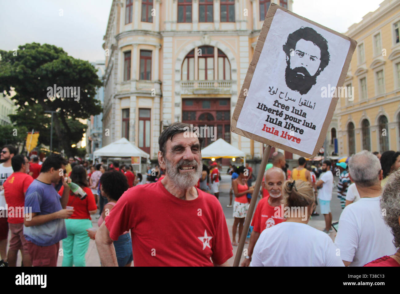 RECIFE, PE - 07.04.2019 : JORNADA LULA LIVRE NO RECIFE - Loi intitulée "Jda Lul Lula Livre de Recife ; tenue en faveur de l'ancien Président Lula freeof thisthis qui termine le 7 avril, une année de tical persecrsecution selon les militants qui appellent également à la poursuite de la lutte pour la démocratie, la justice. La loi prend place dans l'Arsenal de la place de la Marine, dans le quartier de Recife, également connu comme le "Vieux Recife" au début de la loi était à 15h00 entre les attractions ; Carl courtshi ; blocs de ciranda, Ma, Maracatu Rural, amongmong de nombreuses autres attractions. (Ph Banque D'Images