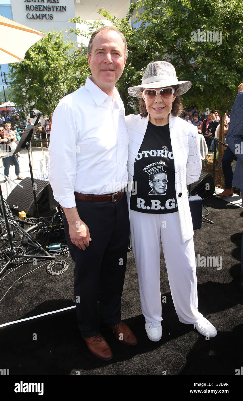 Los Angeles, CA, USA. Apr 7, 2019. M. Adam Schiff, Lily Tomlin, à grande ouverture de la Los Angeles du Centre LGBT Anita peut Rosenstein Campus à Anita peut Rosenstein Campus à Los Angeles, Californie le 7 avril 2019. Credit : Faye Sadou/media/Alamy Punch Live News Banque D'Images